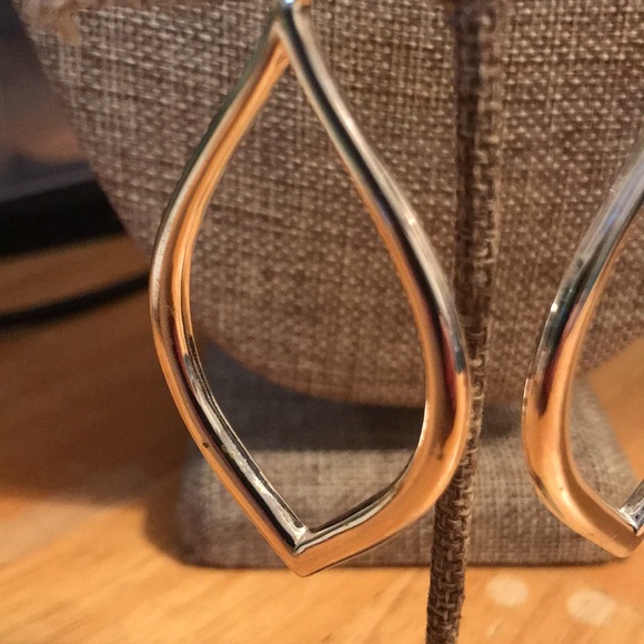 Silver tone dangle earrings, oval shape, lot Shirley - Picture 2 of 7